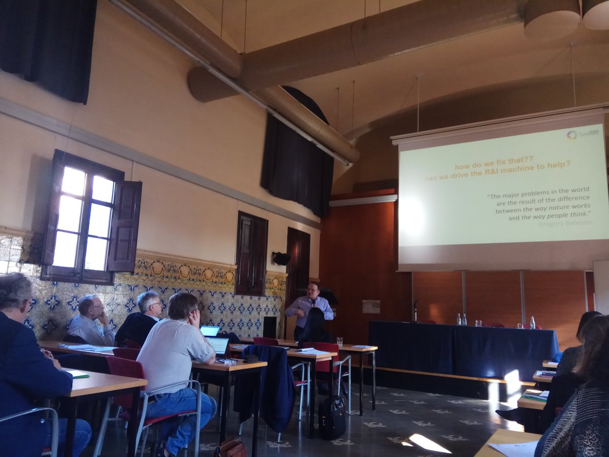 Carlos Álvarez d'Innaxis exposa el marc conceptual del projecte.

#CasaConvalescència
#H2020 #SeeRRI #RRI #RecercaResponsable #Innovació