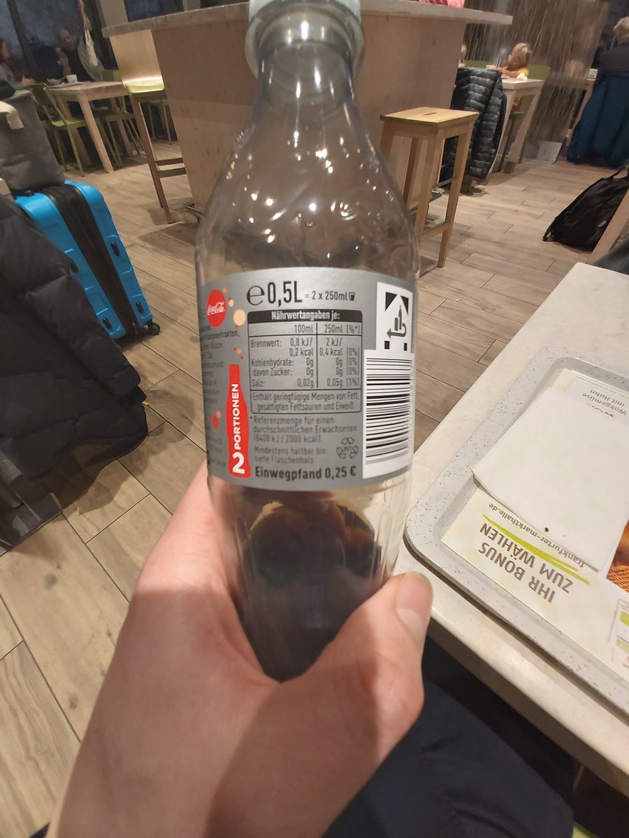 SimonNovember's tweet image. 25 cent statiegeld op een plastic flesje betaald in #Frankfurt deze week. Geen wonder dat er onmiddellijk nadat ik het leeg gedronken had iemand kwam vragen of hij het mocht hebben en er buiten geen #zwerfvuil ligt. #statiegeld werkt. Maar dat wist iedereen al. Toch ?