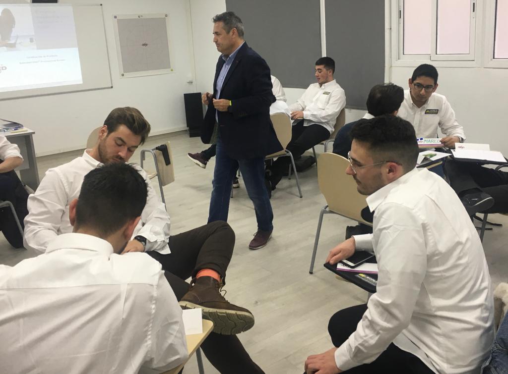 Monlau_FP's tweet photo. Los alumnos del #Postgrado de #AsesorComercial recibieron la visita de José Manuel Jiménez, director de #Tools4Success en una sesión sobre desarrollo personal y adaptación al cliente. Muy interesante para los futuros comerciales de #Automoción! Un placer contar contigo! @tools4se https://t.co/7SWHFvzh2y