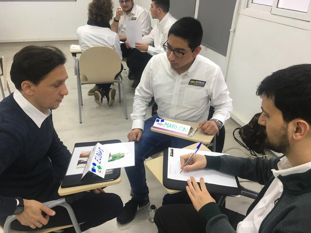 Monlau_FP's tweet photo. Los alumnos del #Postgrado de #AsesorComercial recibieron la visita de José Manuel Jiménez, director de #Tools4Success en una sesión sobre desarrollo personal y adaptación al cliente. Muy interesante para los futuros comerciales de #Automoción! Un placer contar contigo! @tools4se https://t.co/7SWHFvzh2y