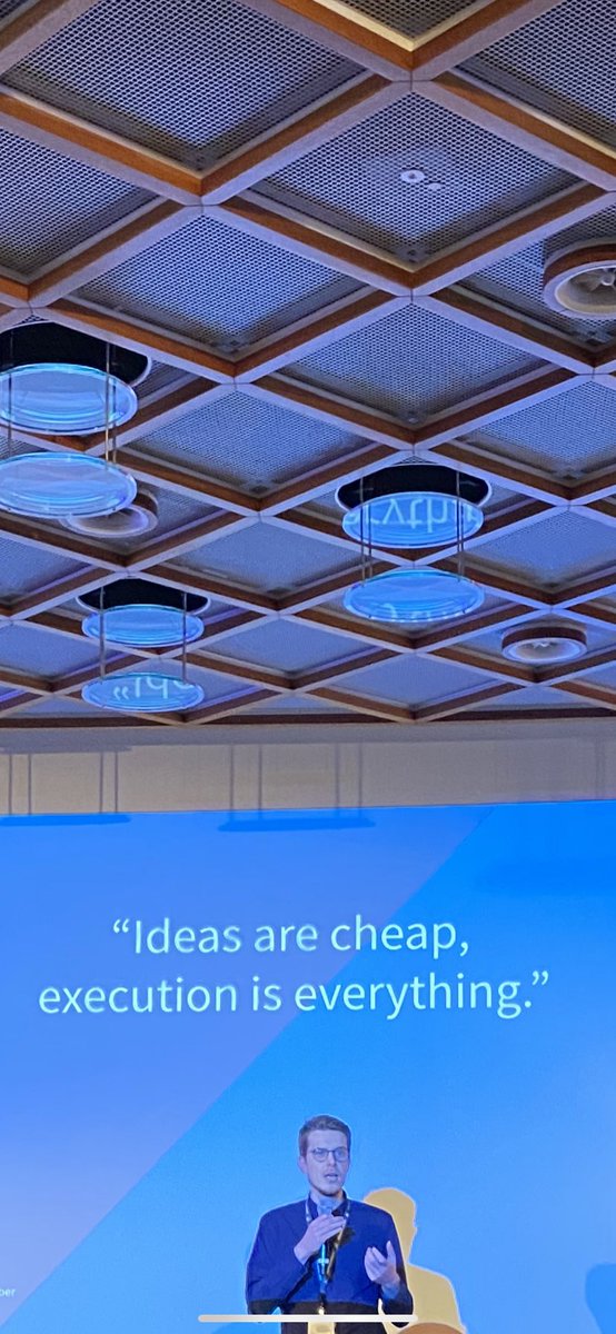 Data Scientist klinge ja cool. Aber eigentlich sei man wie ein Hausmeister, der feststellt „Oh, da hat jemand in Tabelle 5 gekotzt - ich muss feucht durchwischen.“ Mein bisheriges Lieblingszitat von Hannes Schenck auf dem <a href="/gd_women/">Global Digital Women</a>  Event bei <a href="/AXADeutschland/">AXA Deutschland</a>. #GDWxAxa