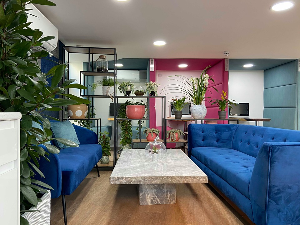 Not only do we have desk space available, but we also have communal relaxation spaces. Perfect for an informal meeting or to have a cup of coffee ☕️🌿🌱 #London #LondonCoWorking #WorkByRingley