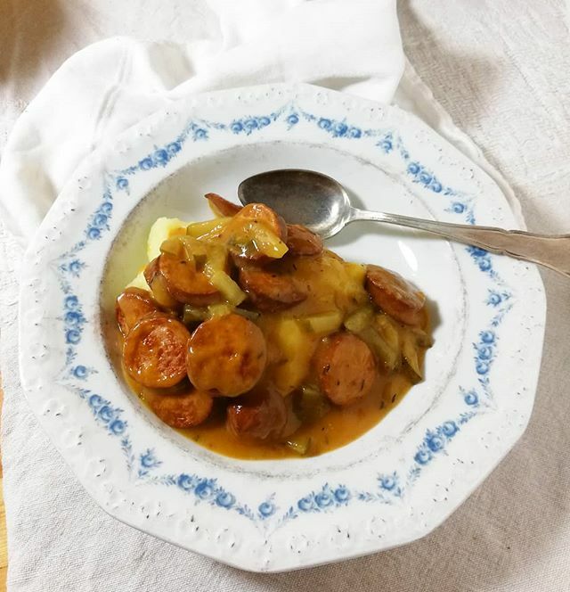 Eilen tein aivan mahtavaa makkarastroganoffia sanoi puolisko. Itse en sitä valitettavasti pystynyt syömään sen p:n maun takia, letkusta nesteravinteita alas vaan, taas. Harmillista kun olin suunnitellut tätä jo pari päivää ja hankkinut kalkkunamakkaraa i… ift.tt/39wWdCC