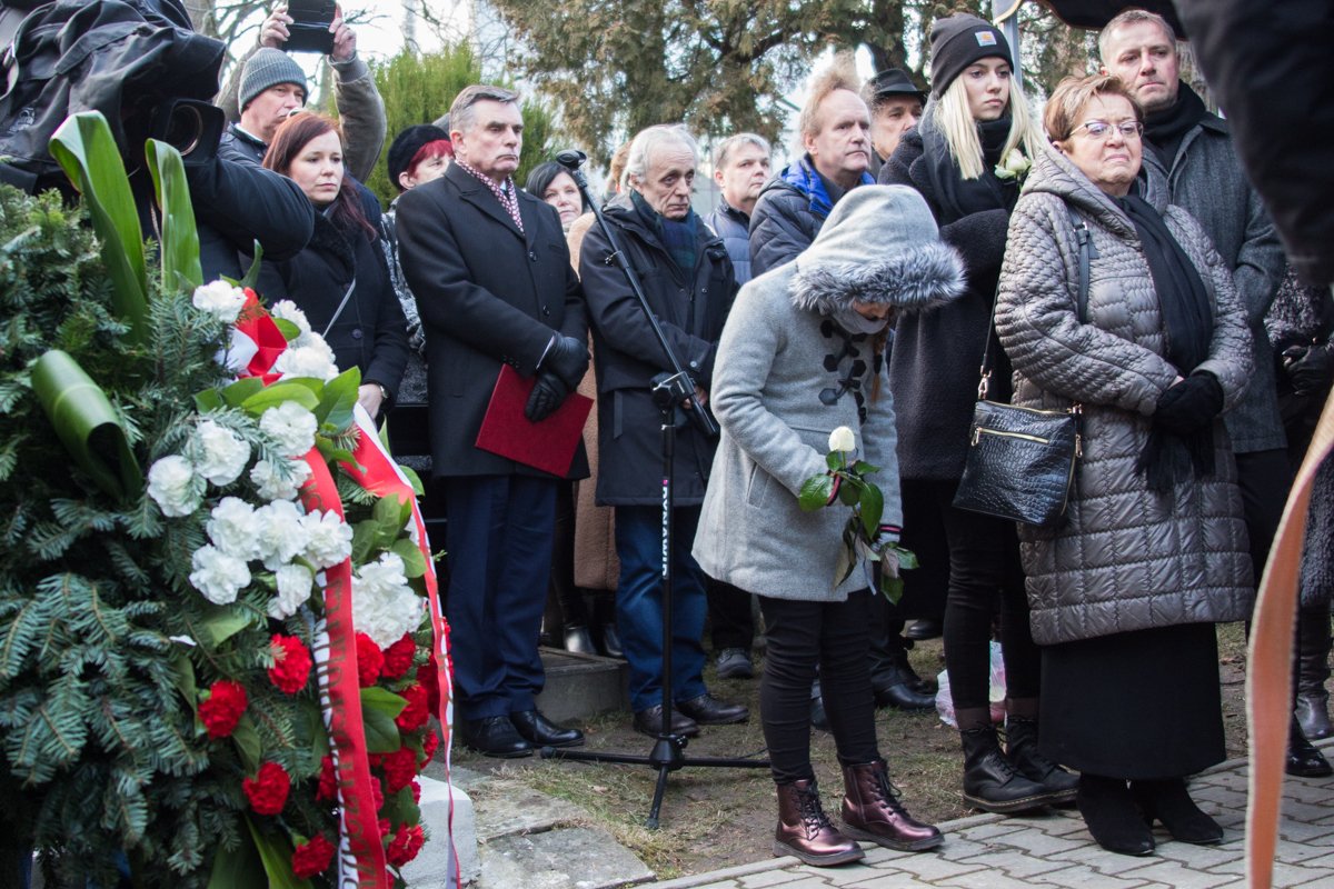 LechSprawka's tweet photo. Panie Romku, tu nie stoją miłośnicy muzyki, tu stoją sieroty po tobie. Za wszystkie dary dla lubelskiej i polskiej kultury razem z mieszkańcami Lubelszczyzny po wielokroć wypowiadam dziękujemy!
#Lublin #lubelskie #Lipko #BudkaSuflera https://t.co/2HtmunXkAh