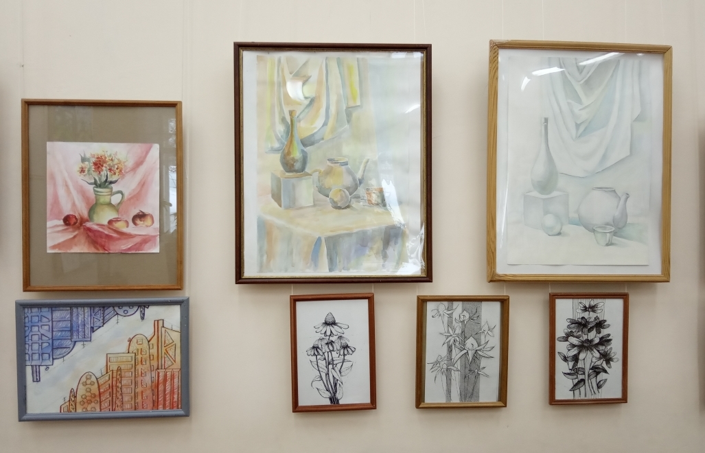 В течение февраля текущего года на выставках ДХШ  представлены работы учащихся, занимающихся по программе "ПРОff класс" (подготовка к поступлению в профильные учебные заведения). Это учебные работы по живописи, рисунку, композиции, выполненные различными материалами.