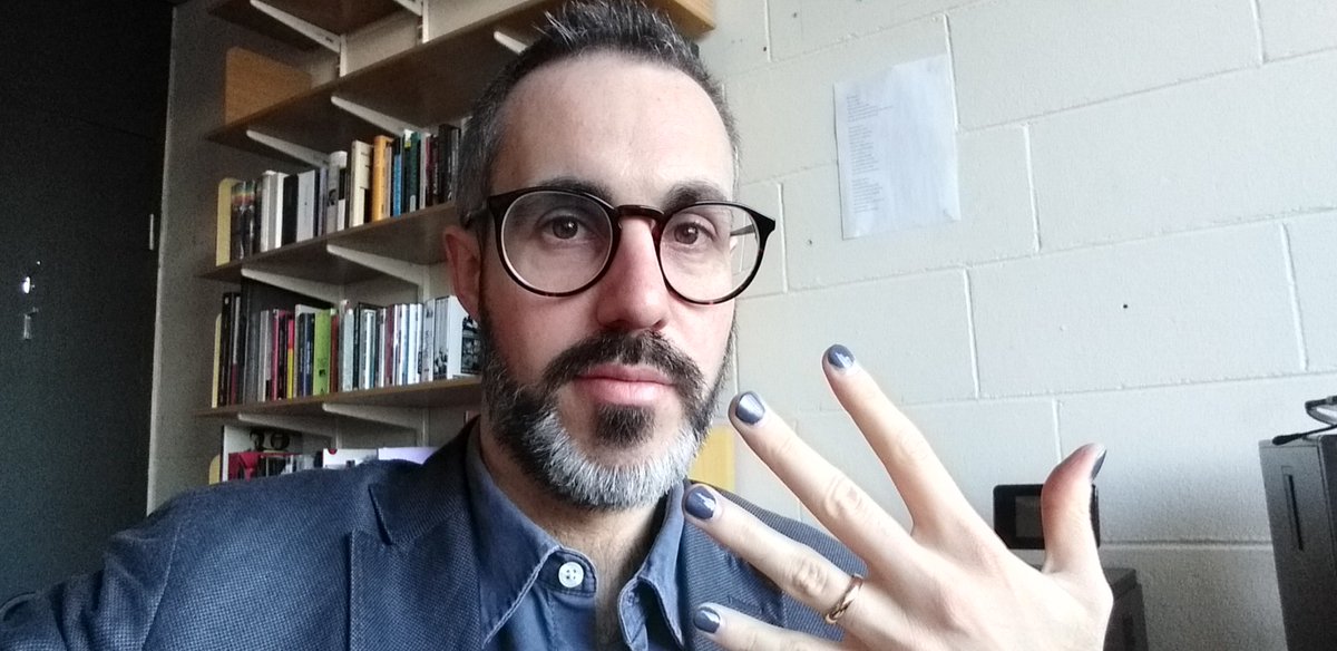 @Megachix Aquí otro logroñés, Jon. Muy orgulloso de ir a dar clase en Trinity College Dublin con mis uñas pintadas.