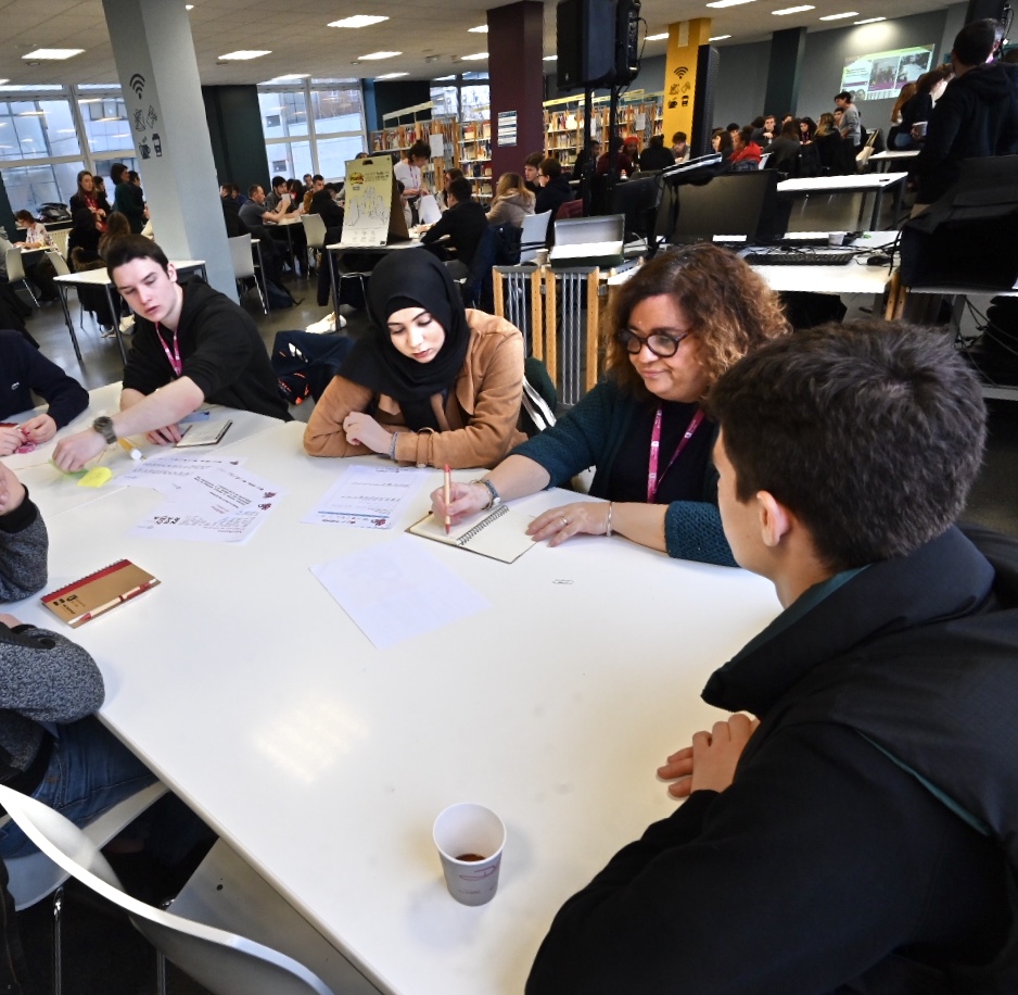 univ_lille's tweet photo. Le challenge se déroule tout au long de la journée et les participants travaillent en équipes interdisciplinaires afin de stimuler la conception, l'émergence de solutions innovantes et provoquer la production partagées d'idées.
#CreativeID https://t.co/VZHu9Z58jp