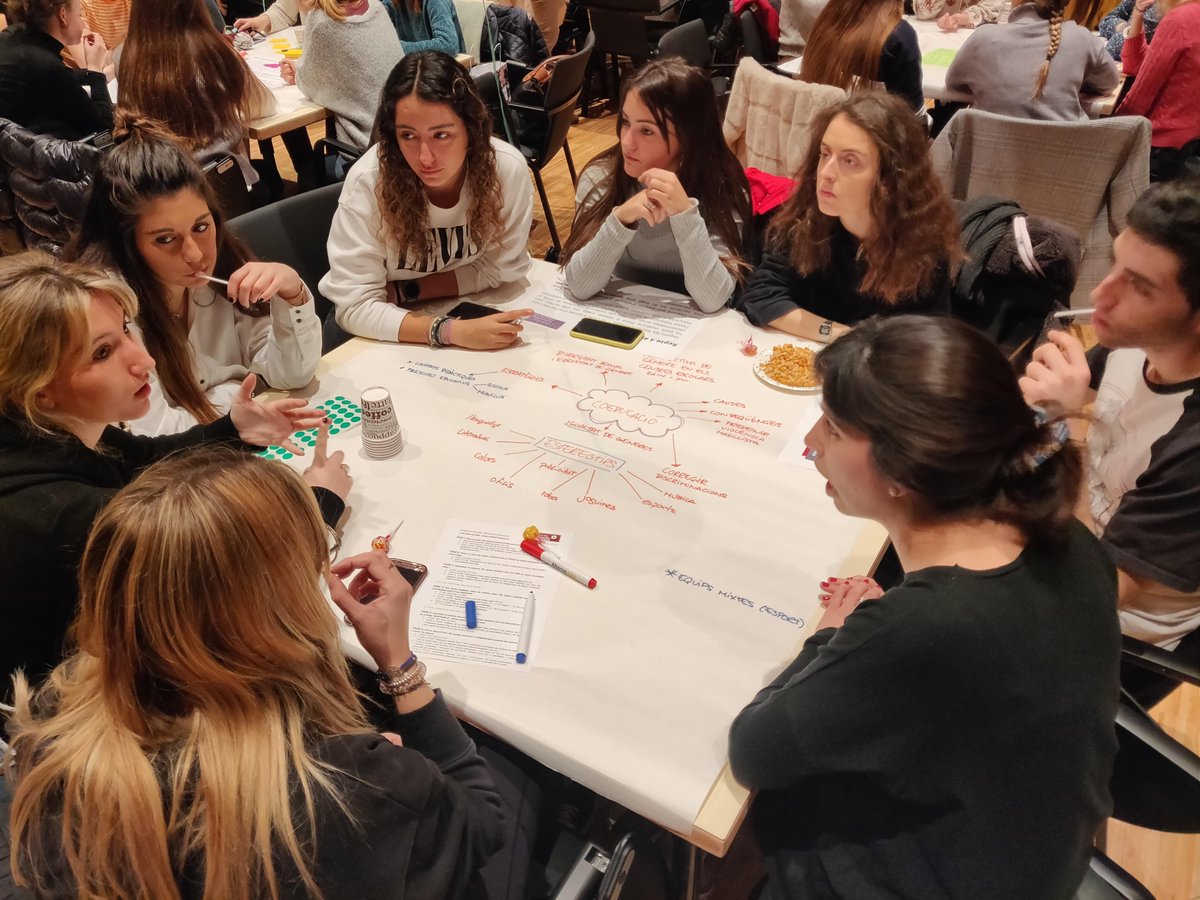 BlanquernaFPCEE's tweet photo. #BHACKDAY | Els estudiants d'Educació treballen els reptes en grups barrejats. Com podeu veure, tenen tot el necessiten a les taules! Qui seran els guanyadors del primer BHACKDAY? 😃 https://t.co/gO4OWmMIfp