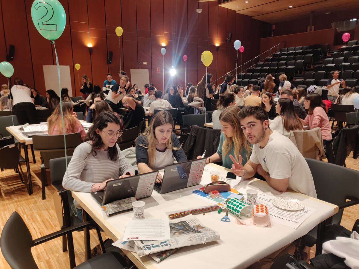 BlanquernaFPCEE's tweet photo. #BHACKDAY | Els estudiants d'Educació treballen els reptes en grups barrejats. Com podeu veure, tenen tot el necessiten a les taules! Qui seran els guanyadors del primer BHACKDAY? 😃 https://t.co/gO4OWmMIfp