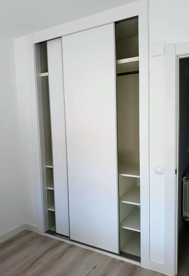 CarpinteriaMena's tweet photo. Armario con puertas lacadas correderas hecho a medida! Con barras para colgar prendas y baldas, pero también podría tener cajoneras, pantalonero, zapatero... tú lo diseñas a tu gusto y nosotros te asesoramos!!!
#armarioamedida #puertascorrederas
https://t.co/700353OHiJ https://t.co/9OpS84vtSj