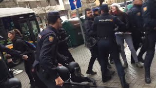 AhotsaInfo's tweet photo. Las 3 personas detenidas esta mañana en Donibane por la #huelgageneral30E han sido ya puestas en libertad. Se les acusa de haber participado en un piquete ante una casa de apuestas 
#ApustuEtxerikEz 
Info + https://t.co/XoXlxU95cv https://t.co/9MyMGTGQfm