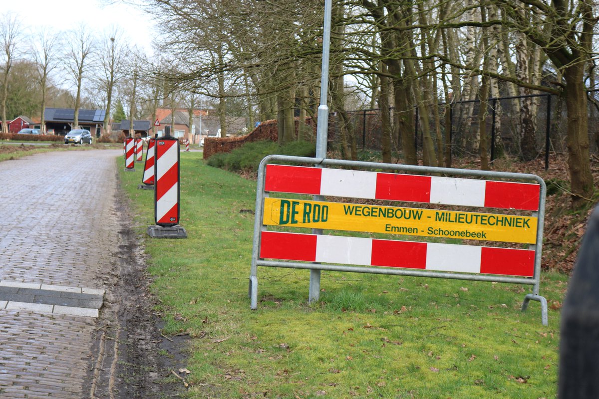 DeRooWegen1932's tweet photo. Binnenkort starten wij in opdracht van de gemeente Emmen met de "Herinrichting Ermerweg"
#DeRoo #bestrating #30kmzone @GemeenteEmmen https://t.co/3ctd9IO8Ep