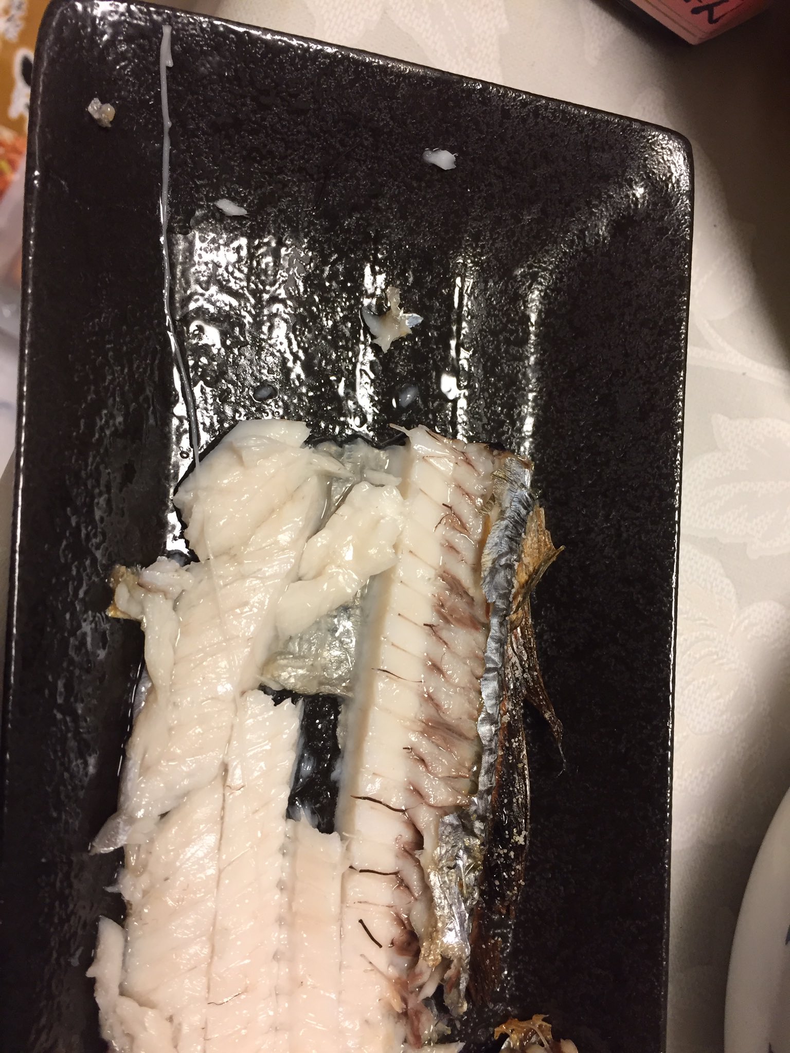 ぐり子 ねぇ タチウオの焼き魚食べてたら アニサキスらしきものが出てきたんだけど 間一髪で食べなかったけど これ大丈夫 食べなかったら大丈夫 加熱したら平気なんだっけ 誰か助けて教えて T Co Unv6gv6m5c Twitter