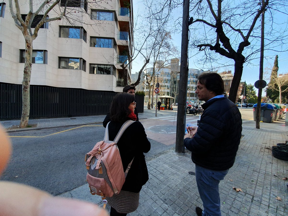 Aquest matí hem visitat el barri i el Mercat de les Tres Torres amb l'AVV de #TresTorres. Pacificació de carrers, garantir pas per a vianants amb Sarrià i millora de l'espai públic i de punts de trobada per a veïns i veïnes són necessitats que hem d'abordar ja!