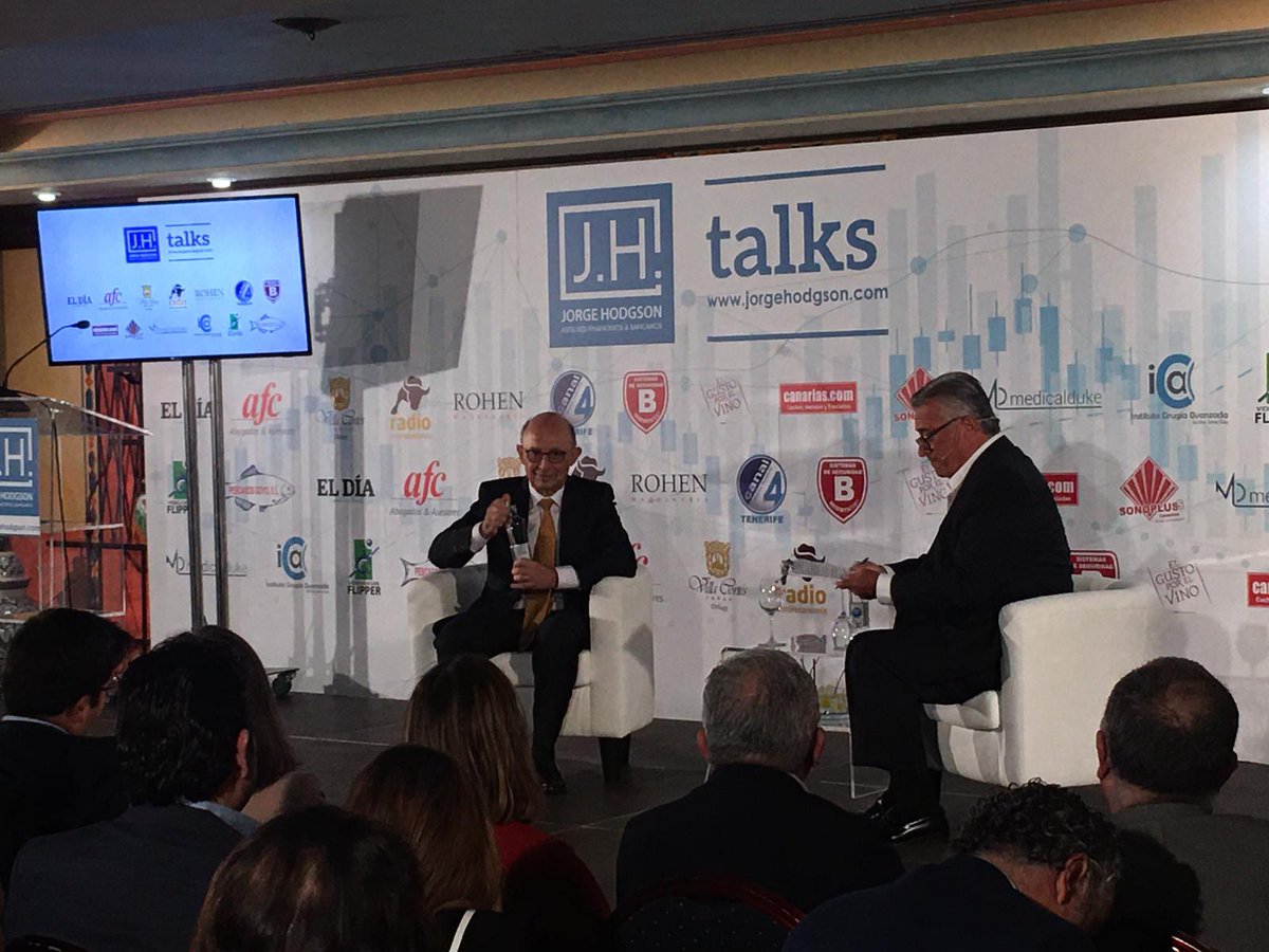 atlantico_hoy's tweet photo. El periodista Manuel Herrador guía ahora la entrevista posterior a la exposición de Cristóbal Montoro, que responderá a las preguntas de los asistentes
#economia #tax #canarias #finanzas #JHTalks
@AsesoresJh https://t.co/Bbo0YbWBZ4