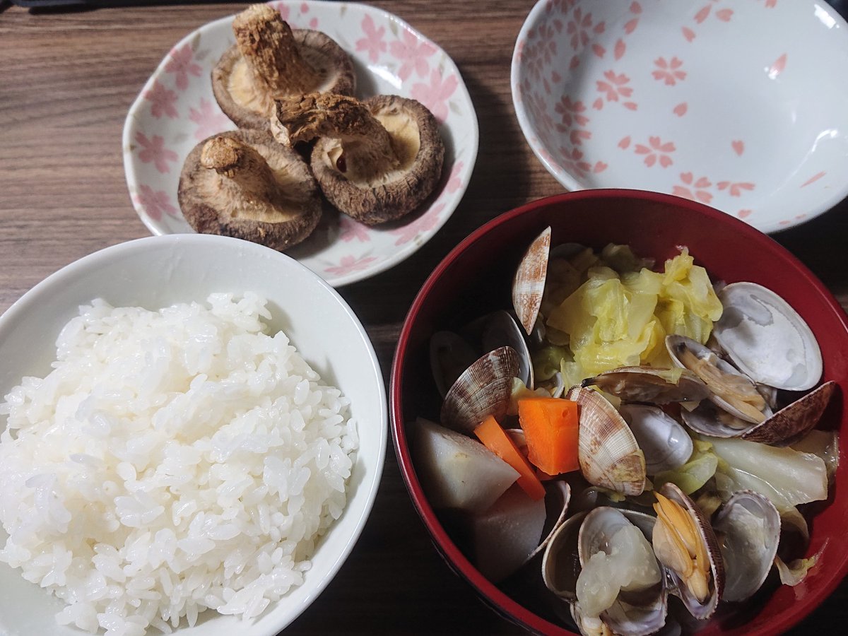 理不尽な同居人の行動を呟く垢 今日の晩御飯 アサリと春キャベツ 里芋のコンソメスープ 椎茸の丸焼き コンソメに塩コショウ ガーリックパウダーを適量 これに里芋とニンジン 春キャベツを入れて水から中弱火で15分くらい煮込み アサリを投入して