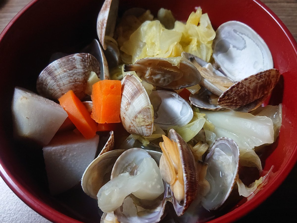 理不尽な同居人の行動を呟く垢 今日の晩御飯 アサリと春キャベツ 里芋のコンソメスープ 椎茸の丸焼き コンソメに塩コショウ ガーリックパウダーを適量 これに里芋とニンジン 春キャベツを入れて水から中弱火で15分くらい煮込み アサリを投入して