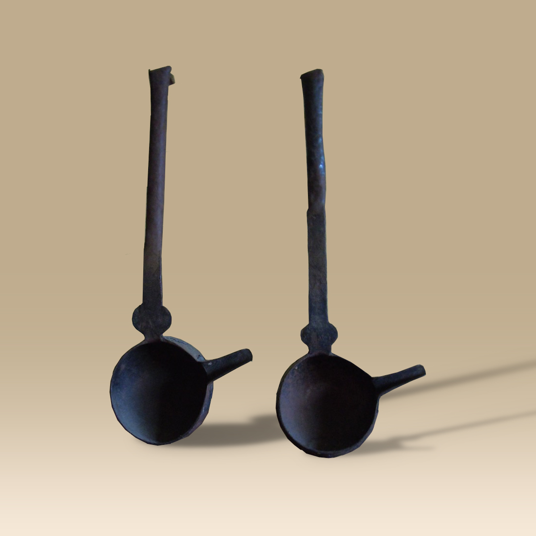 antiqueoakuk's tweet photo. A pair of large 16th/17th Century iron smelting ladles with engraved geometric designs on the handle
plates. Larger ladle is 4 inches deep
https://t.co/N9F7jnwYZE
Price: £1,250

#Antique #VintageItem #Ladle #Kitchenware https://t.co/oIYmfUalZC