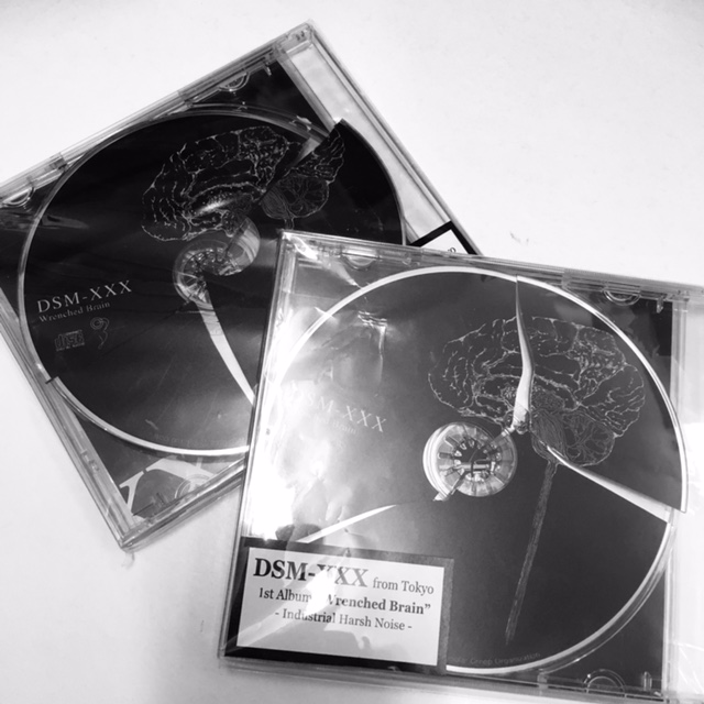 タコシェ Taco Che Dsm Xxxの1st Album Wrenched Brain 事故ではなく 割れたcd をジャケットに使っています よく見ると一枚一枚 割れ具合が違っています 中身は別に入っています T Co Lez6hqppu1 Twitter