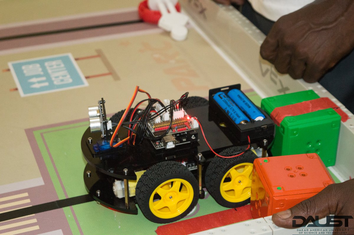 daustofficial's tweet image. Hi !👋🏽
Voici le #DuckieTown réalisé par les étudiants en Mechanical Engineering et Computer Science de @daustofficial.
Le #SelfDrivingRobot est équipé d&apos;un système embarqué composé de capteurs et de caméras pour s&apos;informer sur son environnement. Ça vous parle?
#Kebetu #Robotics