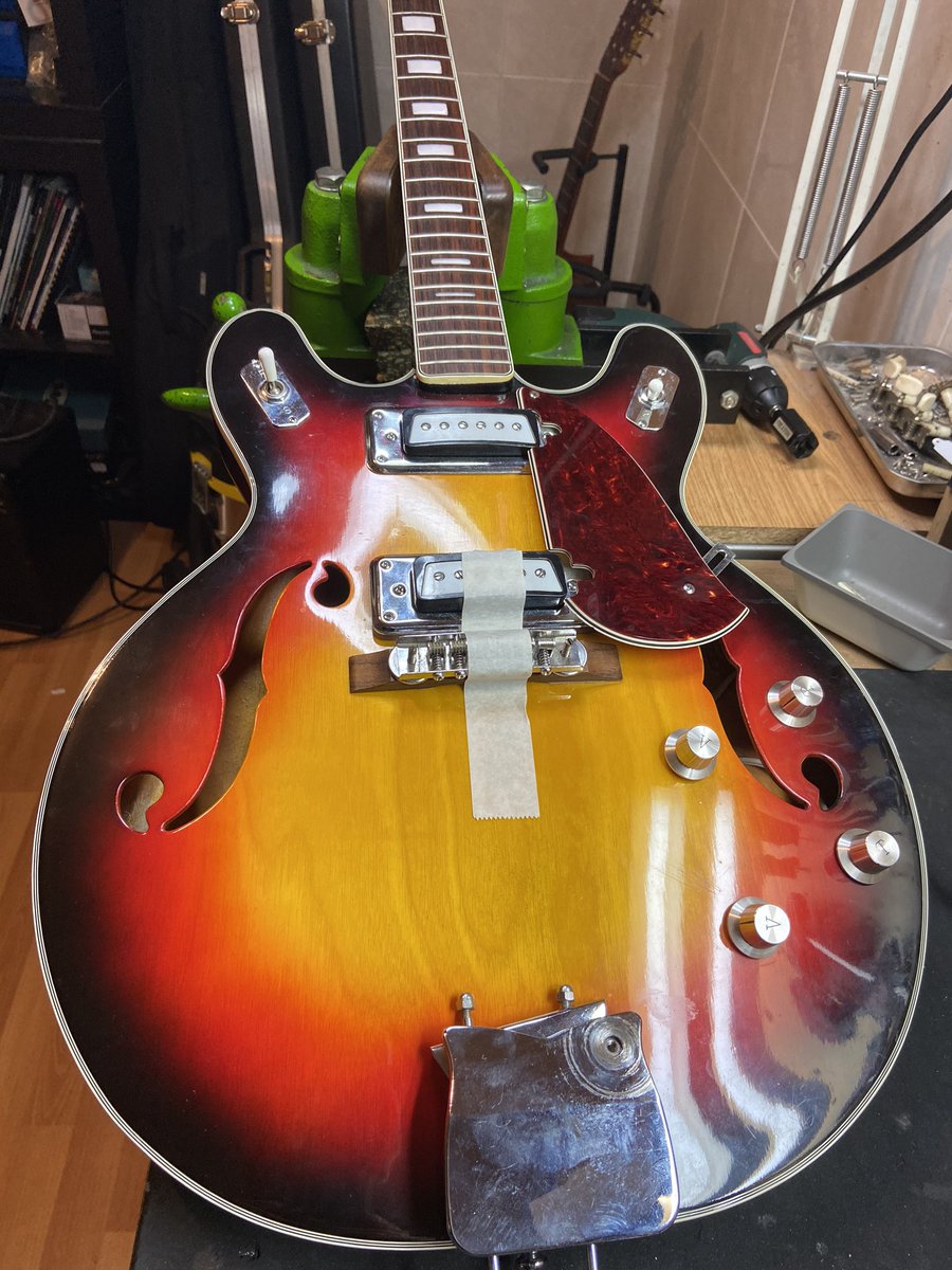 aliagaluthier's tweet photo. Guitarra Encore Japan año 1960. Rectificación de mástil, reparación de pastilla y electrónica #luthier #Aliagaluthier @mas66pickups #guitar #restoration #encorejapan https://t.co/PbjXF9F67Y