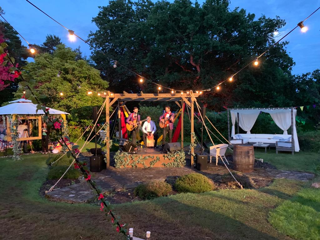A Midsummer Night's dream not by William Shakespeare... but this time by <a href="/WilliamNorrisCo/">William Norris & Co</a> 💫

Our SUPER ROAMS at a dreamy outdoor event last year.

Get in touch to book the best roaming band today 🎵 velvetentertainment.net/contact/