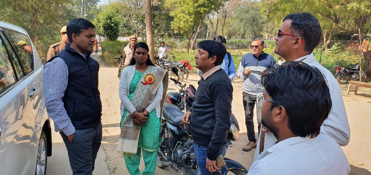 एसडीएम फतेहाबाद के साथ सामुदायिक स्वास्थ्य केंद्र फतेहाबाद पर मरीजों को समुचित उपचार हेतु पर्याप्त दवाइयां उपलब्ध कराने/परिसर-वार्ड-शौचालय को स्वच्छ-साफ रखने/एमओआईसी के कार्यालय कक्ष हेतु प्रस्तावित निर्माण कार्य को शीघ्र प्रारम्भ कराने के निर्देश दिए गए। <a href="/PrabhuNs_/">Prabhu Ns</a> <a href="/UPGovt/">Government of UP</a>