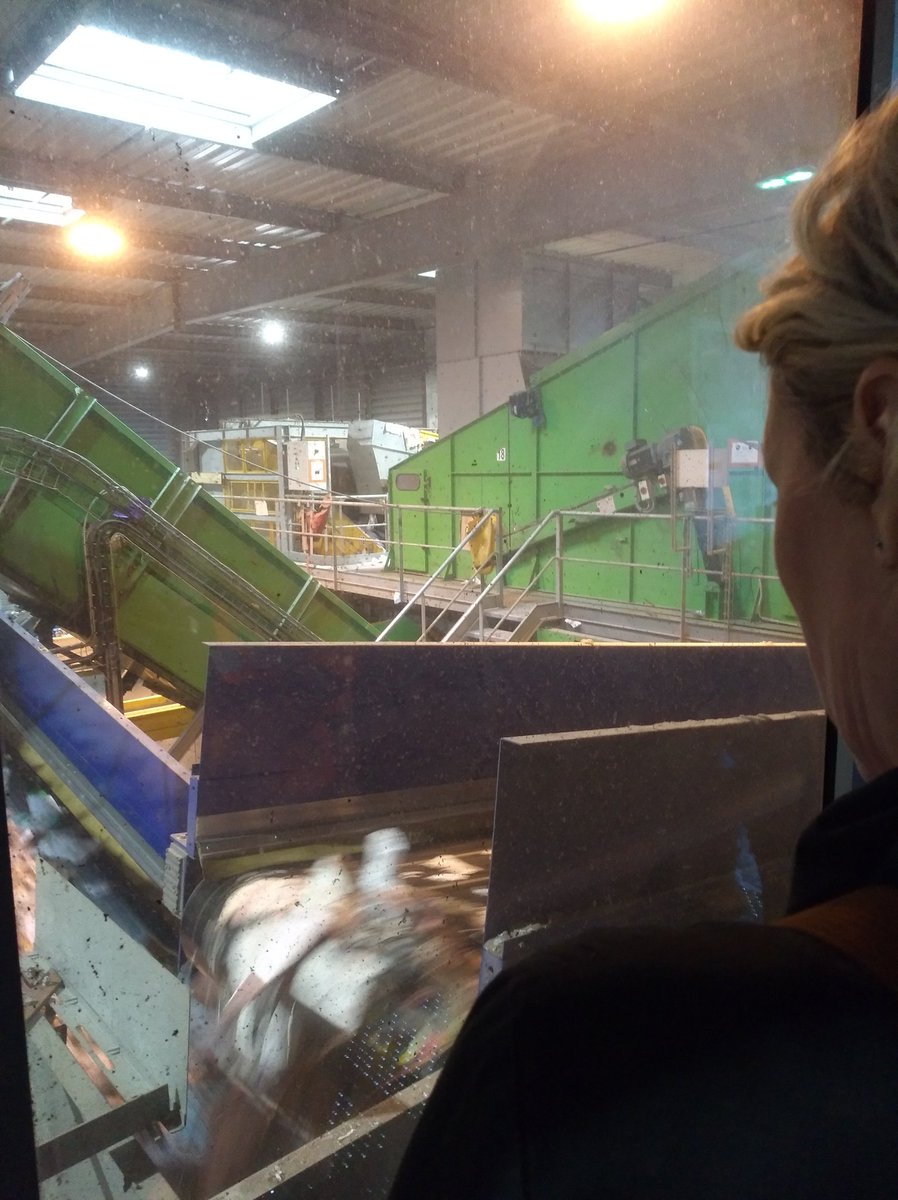 G_Chalmet's tweet photo. Visite du centre de tri de #Dreux par les conseillers. Présentation des conditions de travail, de l'organisation du tri de déchets et de l'accompagnement des salariés dans le cadre des Parcours Emploi Compétences.Merci à Sitreva pour l'accueil. @poleemploi_RCVL @Viollier_E https://t.co/QfCOG2vd9a