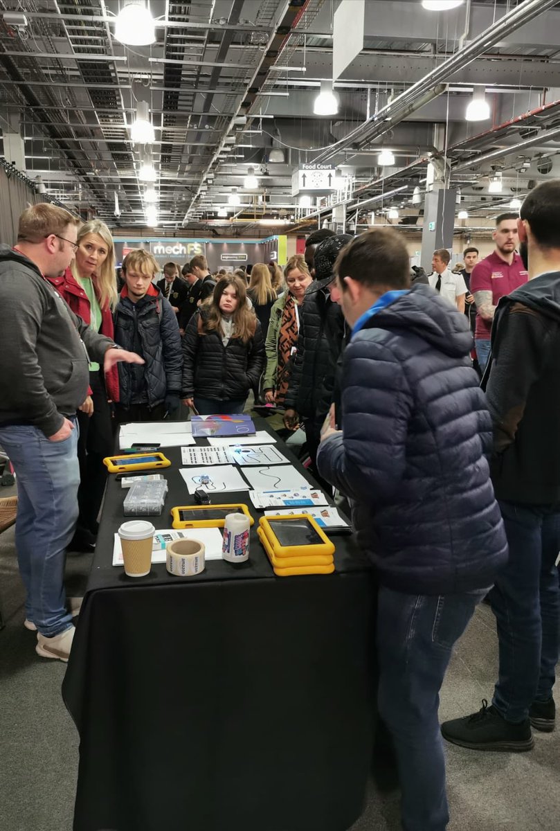AdamAsquith1's tweet photo. Getting really busy @DoncasterRaces for the #Doncasterlive event come and see #amazonfctours at stand 120 and meet out little friend #doncasterisgreat https://t.co/3tU77BFphJ