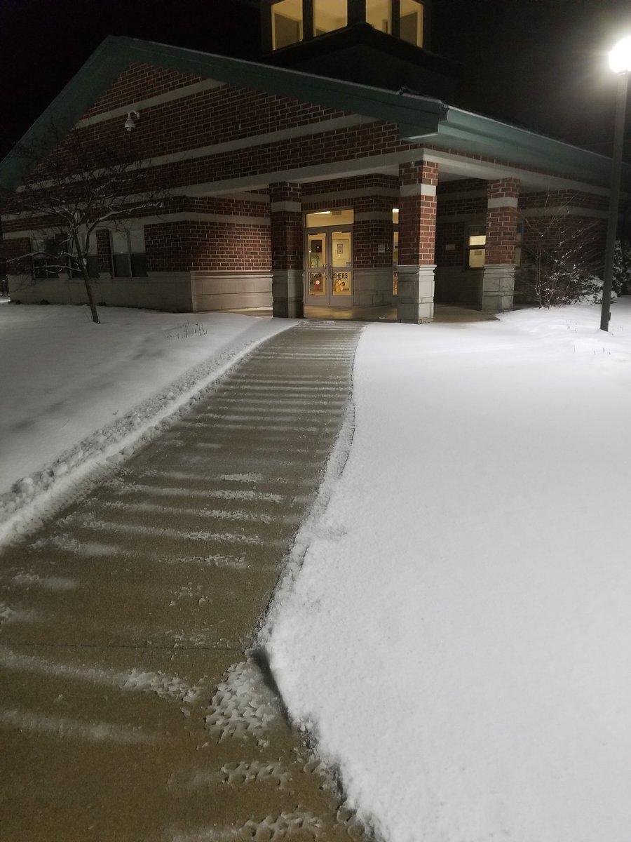 kule778's tweet photo. Thank you ground and maintenance crew!!you guys are awesome... I really appreciate your work, and so do my parents!!! #surroundcare #clearingsnow #wishingforsnowday #everykid https://t.co/Us7GiPvhtz