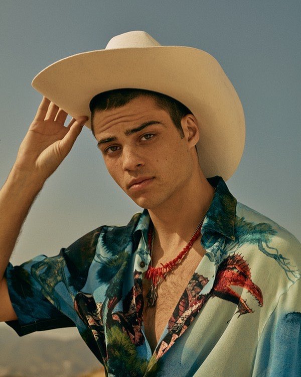 noahcentineoth's tweet photo. 🌻 | โนอาห์ถ่ายแบบให้นิตยสาร Harper's Bazaar ครับผม (2) https://t.co/Uc4qT2W6or