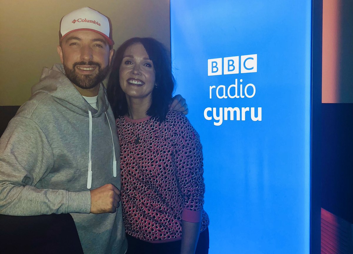 Hyfryd croesawu Jeremy Huw Williams i stiwdio Bore Cothi i drafod ei CD o waith William Mathias a diolch Trystan ag Emma am bicio i mewn i’r stiwdio i son am y gyfres ddiweddaraf o ‘Priodas Pum Mil’ <a href="/S4C/">S4C 🏴󠁧󠁢󠁷󠁬󠁳󠁿</a> Nos Sul 23ain o Chwef - edrych mlan! Sbort! 😂👍😘<a href="/BBCRadioCymru/">Radio Cymru</a> #borecothi