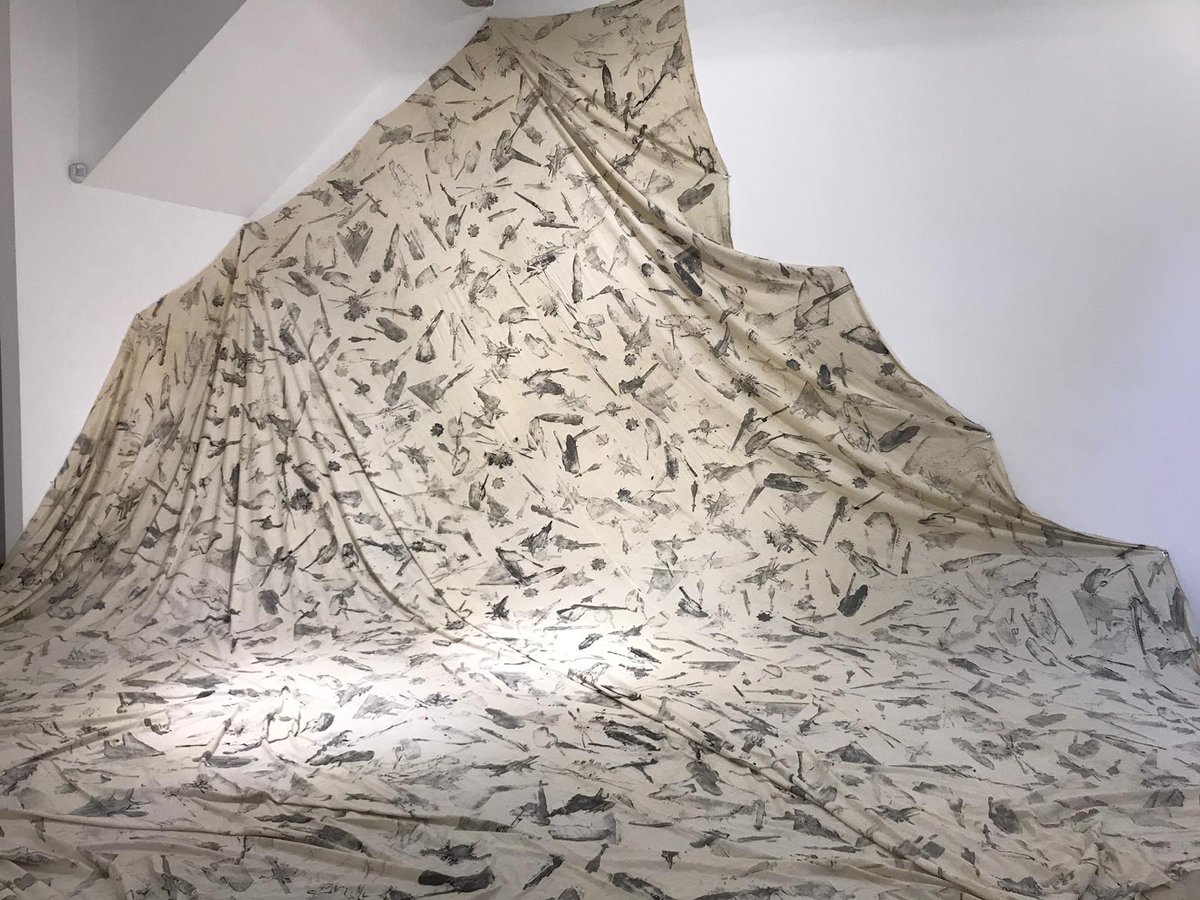 Selim Birsel’in “Yalıtılmış Bir Bakış” isimli sergisindeki bu kumaş işine bayıldım. #çokiyiişler #sergi <a href="/Birselim/">Selim Birsel</a>