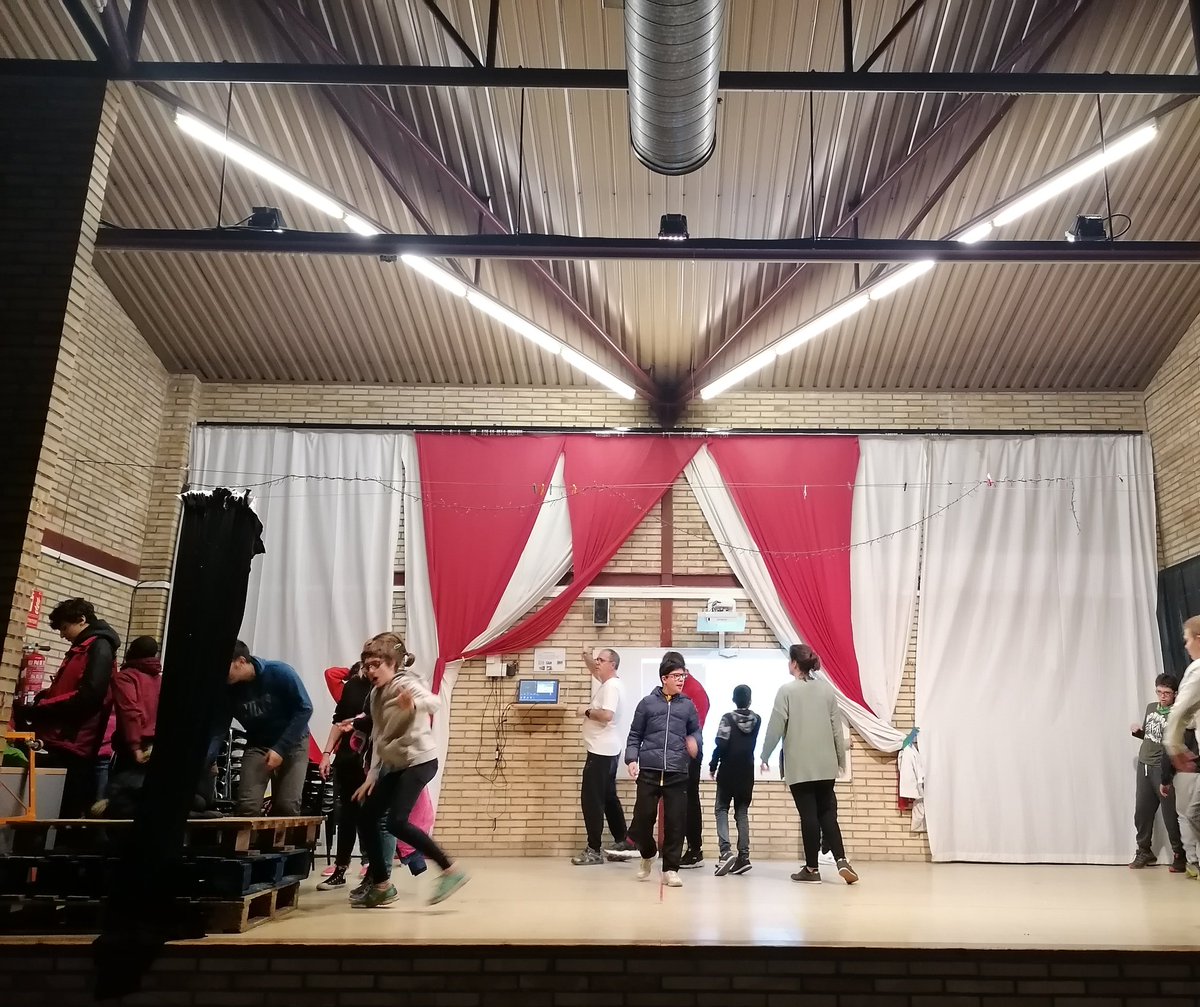 ceemmontero's tweet photo. Aquest proper carnestoltes emocions fortes.... 
Assaig, perquè tot surti rodó
#Teatra #Escola #Carnestoltes https://t.co/mvWBTisO0N