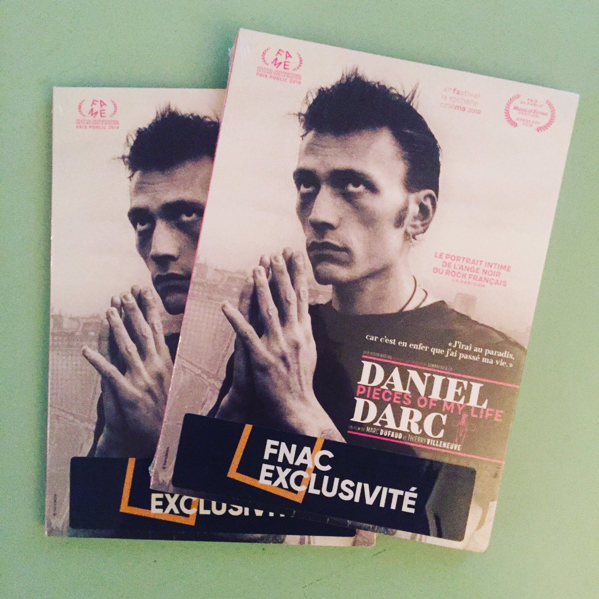 Petit achat à la FNAC, ça rapportera bien deux centimes de droits d’auteur.
Thierry
@DanielDarc_film maintenant en dvd 👍