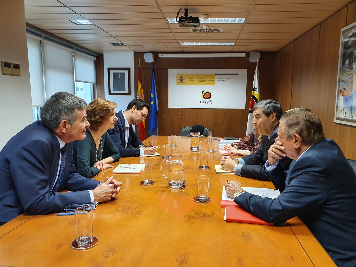 TurismoEspGob's tweet photo. La secretaria de Estado @IsabelMOliver se ha reunido hoy con miembros de Competur, quienes le han presentado la alianza entre Hostelería de España y Cerveceros de España en favor de la competitividad turística. https://t.co/ja9O1xbv2j