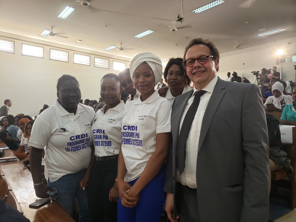 La cohorte de Dakar du PhD PTCI-CRDI "cent femmes docteures en sciences économiques" avec le Président du CRDI à l'UCAD lors de la rencontre avec la PM Canadien