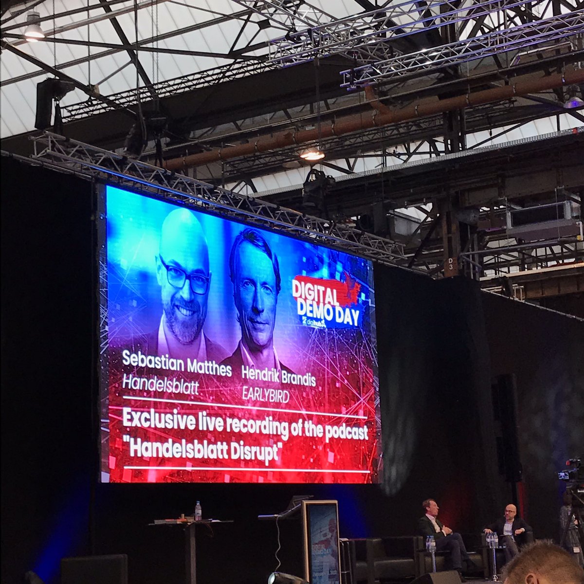 oliver_klug's tweet photo. 4000 Teilnehmer beim Digital Demo Day, wow. Ideen sind da! @digihub_de #Digitalisierung https://t.co/Os4ma3ou0R