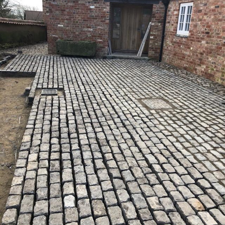 warwick_rec's tweet photo. 420m2 of our Reclaimed Chester Granite Cobbles &amp; 300m2 of our Reclaimed York Stone Paving being laid on a fantastic property in Burton Lazars Leicestershire. #reclaimedcobbles
#cobbles
#yorkstone #reclaimedbuildingmaterials #traditionalbuildindmaterials #warwickreclamation https://t.co/XEfWNlgfk6