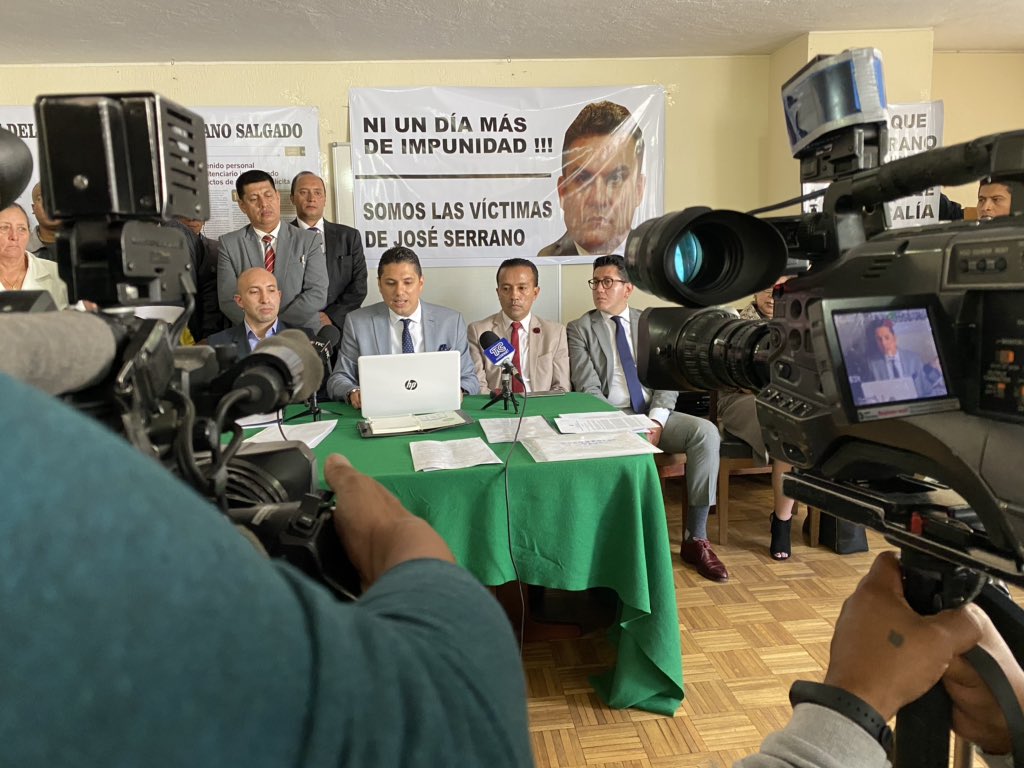 gustavomerino's tweet photo. 45  autodenominadas victimas del Legislador y ex Ministro de Gobierno, José Serrano solicitarón revisión y reparación de sus casos, además piden cárcel para Serrano a quien lo acusan de haber intervenido en sus sentencias judiciales. #Quito #Ecuador #victimaserrano #victimas https://t.co/68sVSjOLxu