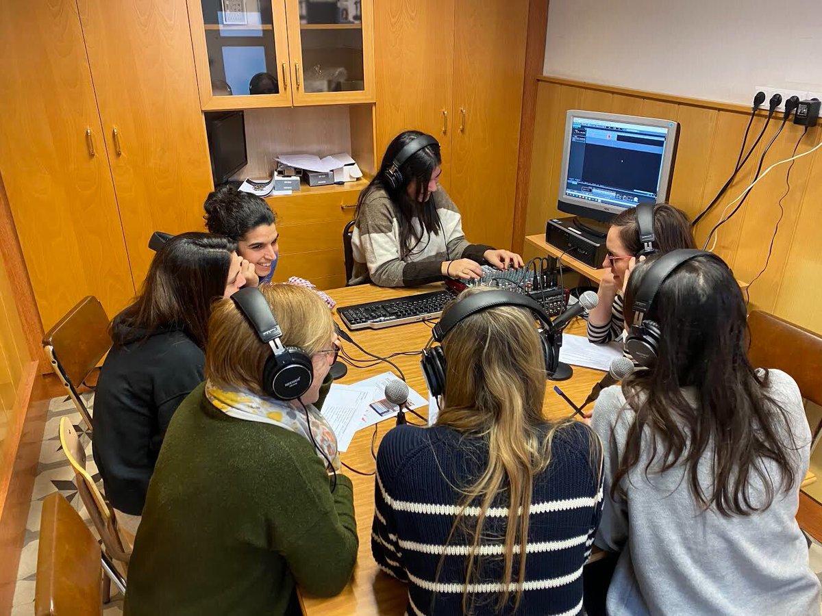 Aprofitant que és el #diainternacionaldelaradio, les i els mestres han anat a descobrir la futura ràdio de l’escola #escolapropera #escolacompromesa #intensament #viladegràcia