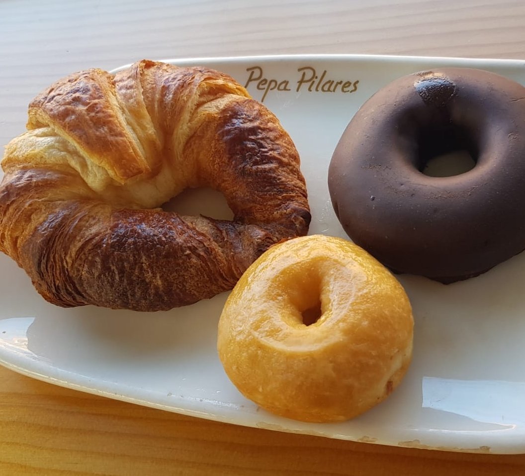 pepapilares's tweet photo. ¿Y a ti qué te gusta más? ¿Croissants, donuts, chocolate, blanco? #feliztarde #tomatetucroissantconloquequieras #ilovechocolate #ilovedonuts #cafeteriasevilla #cafeteriabermejales #pepapilares https://t.co/yeovoZH4RS