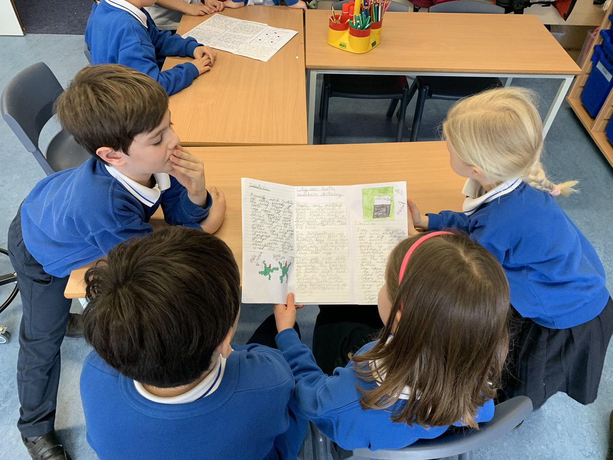 BSNJSV's tweet image. #JSVY3 sharing their explanation texts with #JSVY2. Year 3 explained why turtle numbers are declining and gave tips on how to reduce our carbon footprint, preventing the problem from escalating.