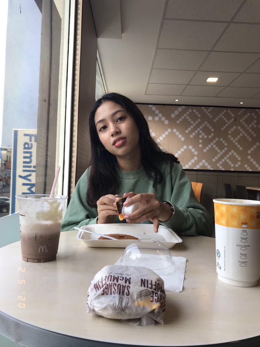 another breakfast date and we both was busy on that day of working and baby is studying so we just go along the way. But while then in mrt why not. 40 minutes was worth it.