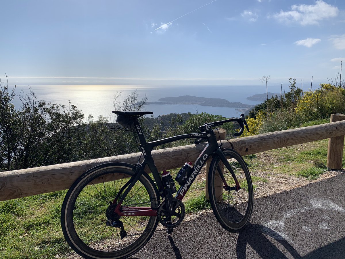 GeraintThomas86's tweet photo. Another nice ride in the sun #nofilter #Prestatyn @ContiUK https://t.co/sRHBCmc8Ym
