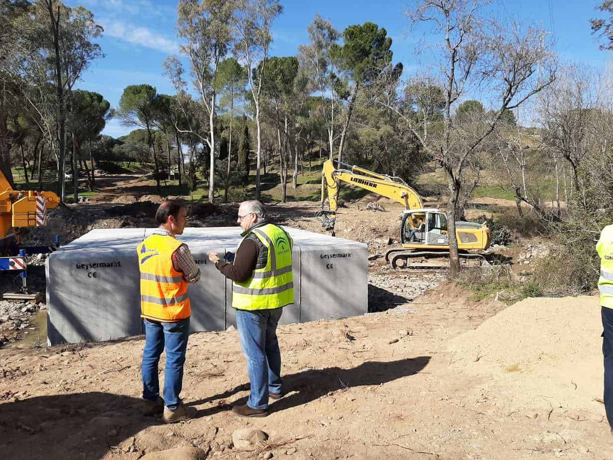 AzulRepair's tweet photo. Obras de emergencia en el Puente sobre el Rio Jándula. https://t.co/aEMgj3CRYW
