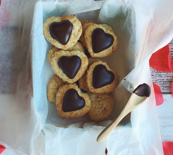 BISCOTTI ALLA VANIGLIA E CIOCCOLATO Questi biscotti sono una dolce idea regalo e sono davvero molto semplici da realizzare. 
SCOPRI LA RICETTA COMPLETA  ➡️ buff.ly/2KZekFD