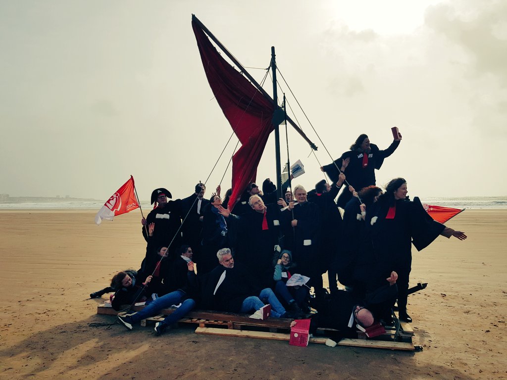 Le barreau des Sables d'Olonne, mobilisé contre la réforme des retraites, reconstitue le radeau de la Méduse. Nous sommes des naufragés. Si nous coulons, la Justice coulera. <a href="/NBelloubet/">Nicole Belloubet</a> #reformesdesretraites #AvocatsEnColère #AvocatsEnGreve <a href="/CNBarreaux/">Conseil national des barreaux - les avocats</a> <a href="/cnbf/">Cassiano Filho</a> <a href="/Conf_Batonniers/">ConférenceBâtonniers</a>