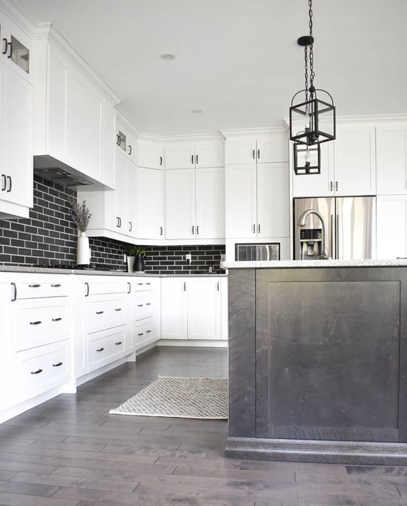 “The secret of a clean kitchen is simple: don’t cook.” - @oursmalltowninspiredlife.  But when that sauce splashes up, you’ll be happy to have an easy-to-clean tile backsplash 💁🏻‍♀️!  Come by + check out our selections (we’re happy to chat about Nonna’s sauce recipe too!)  🍝