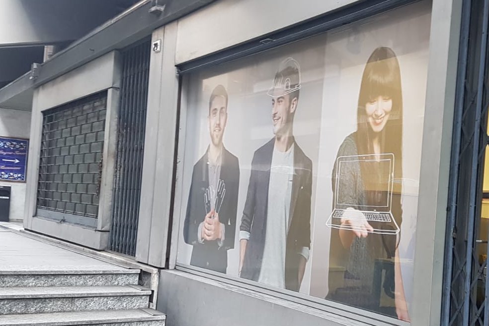 Stampa su adesivo one way per allestimento vetrina. Fondamentale la decorazione dei punti vendita con materiale di alta qualità.